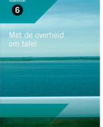 Met de overheid om tafel